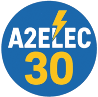 Logo A2ELEC 30. Un cercle bleu avec le texte vert A2ELEC intégrant un éclair jaune, et le nombre 30 en jaune.