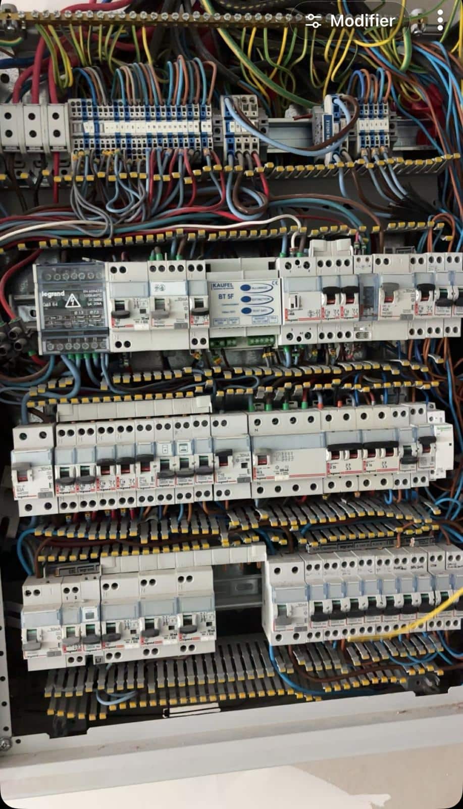 Tableau électrique avec disjoncteurs Legrand, module Kaufel BT 5F et câblage complexe sur plusieurs rails.